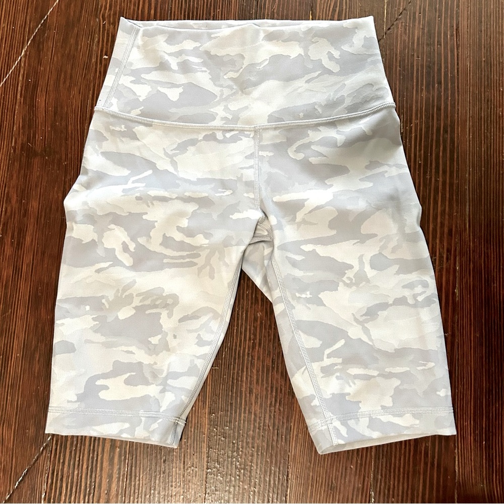 Lululemon / Wunder Under High Rise 10 inch Camo Short size 6